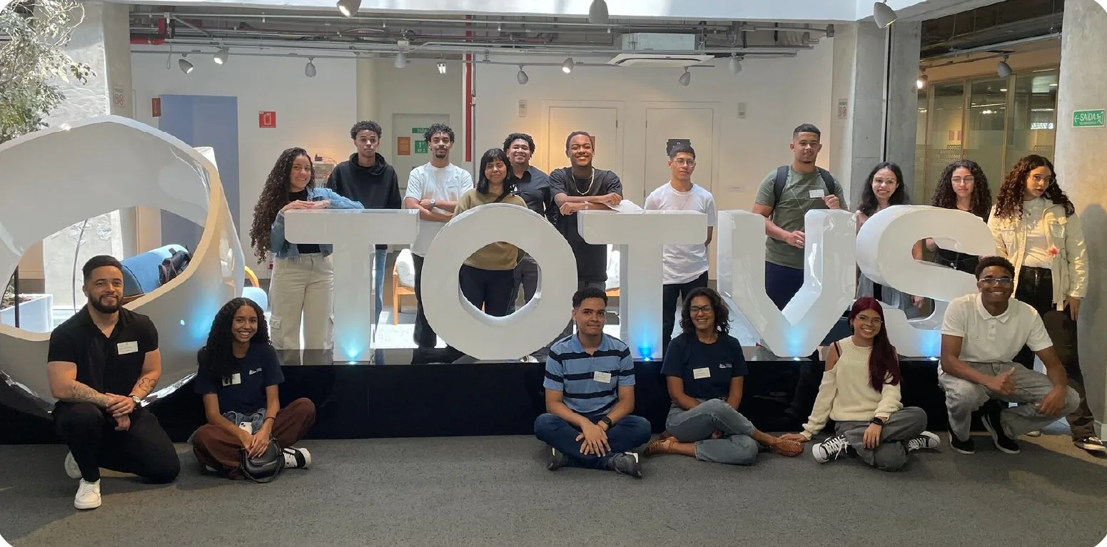 Turma de bolsistas do Iaponte durante visita a uma empresa parceira de tecnologia.
